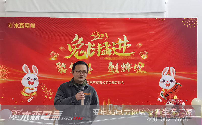 虎年喜結(jié)豐收果，兔歲欣開幸福花